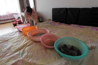 腾冲楼上漏水，住户失联，小区没物管，业主维权难！律师来支招……